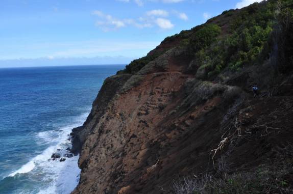 Percorrendo a trilha entre os penhascos da Na'Pali Coast, costa norte do Kauai, no Havaí